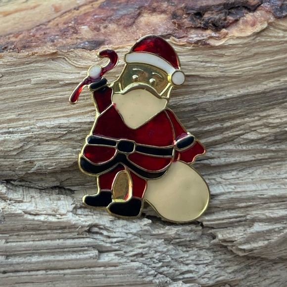 Vintage Grumpy Santa Pin / Brooch Christmas Wearable Lightweight - Picture 1 of 3